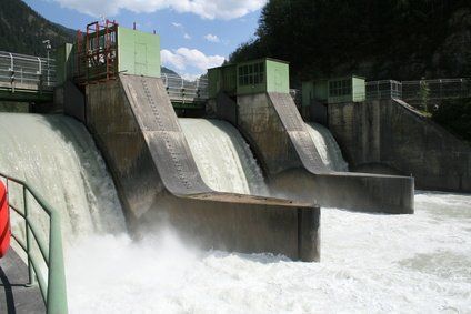 Umwandlung der Wasserenergie in Strom in einem Wasserkraftwerk